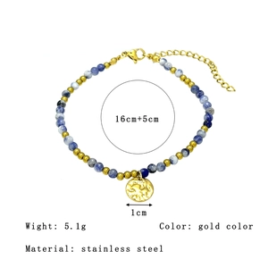 Bracelet perlé fait main avec pierres de marbre bleu et pièces en acier inoxydable plaqué or