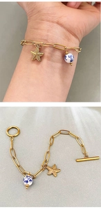 Détails du bracelet doré avec étoile de mer, perle céramique et fermoir OT
