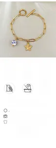 Détail du pendentif étoile de mer dorée et perle céramique bleue sur chaîne acier OT
