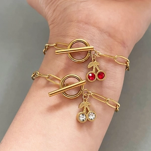 Bracelet Mode En Acier Inoxydable Avec Pendentif Cerise En Strass Plaqué Or Fermoir Toggle Chaîne Trombone Pour Femme