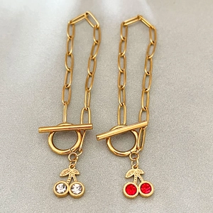 Bracelet chaîne trombone doré avec pendentif cerise en strass et fermoir à bascule
