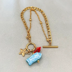 Bracelet double couche océan doré avec étoile de mer, corail et pendentif poisson bleu et fermoir OT