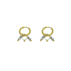 Orecchini a cerchio vintage in oro con pietre naturali e perle su sfondo bianco