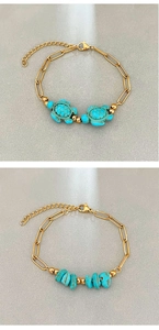 Dettaglio del set di bracciali con catena a graffetta, tartaruga e pietre turchesi