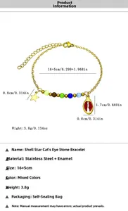 Détail des breloques coquillage et étoile sur bracelet acier avec perles œil de chat