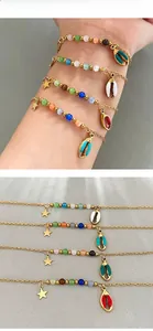 Détails des bracelets superposés en acier inoxydable avec perles colorées et coquillages