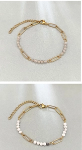 Vue macro détaillée de bracelets chaîne plaqués or 18 carats avec pierres naturelles grises et blanches
