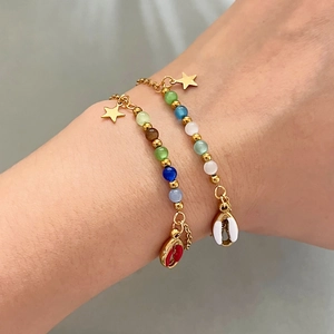 Bracelet doré en acier inoxydable avec perles oeil-de-chat colorées et pendentif coquille