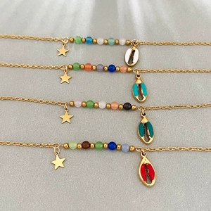 Ensemble de bracelets en acier doré avec perles colorées, étoiles et coquillages