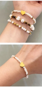 Détail du bracelet en perles naturelles avec breloque cœur doré et perles œil de tigre