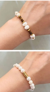 Détail de bracelets en perles d'eau douce avec perles dorées 18K et pierres œil de tigre