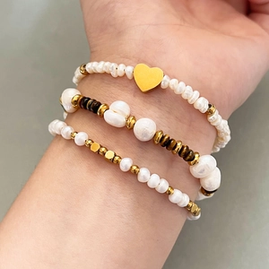 Bracelets en perles d'eau douce multicouches avec breloques en or 18K et pierre œil de tigre