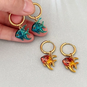 Boucles d'oreilles poisson tropical coloré en émail dégradé bleu océan et orange