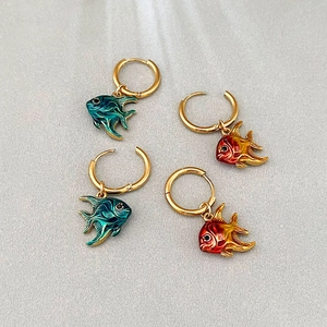 Boucles d'oreilles poisson colorées en émail turquoise et orange avec anneaux dorés