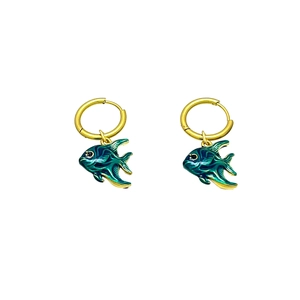 Boucles d'oreilles créoles dorées avec pendentifs poissons tropicaux en émail bleu canard