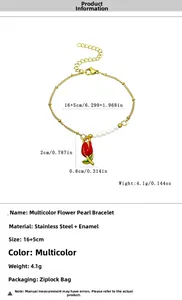 Détail d'un bracelet de perles en acier doré avec pendentif tulipe en émail rouge