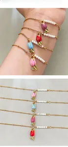 Détail de bracelets en perles de tulipes en rose, bleu, rouge et violet avec chaîne dorée