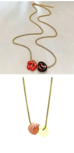 Détails de colliers fleurs en acrylique avec perles résine sur chaînes dorées