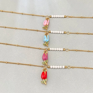 Colliers avec pendentif tulipe doré et perles blanches en plusieurs couleurs