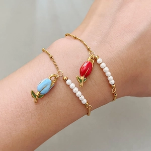 Collier tulipe doré avec pendentifs en émail rouge et bleu et perles blanches