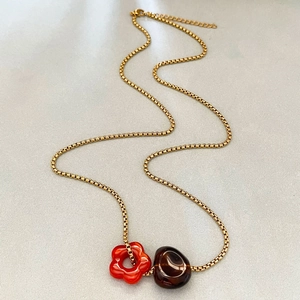 Collier à chaîne box chic avec fleur rouge et pendentif en pierre d'agate marron foncé
