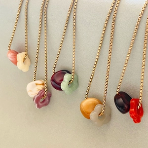 Colliers avec pendentifs fleurs en acrylique coloré en plusieurs tons et chaînes dorées