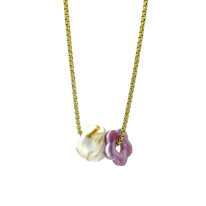 Collier chaîne dorée avec pendentif galet marbré et fleur lilas sur fond blanc