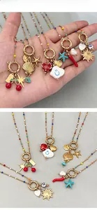Dettaglio della collana in acciaio inossidabile 18k con ciondoli in smalto colorato