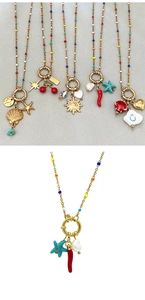Dettaglio di collane placcate oro 18k con perline colorate e ciondoli estivi vari