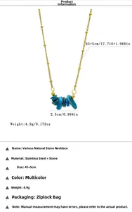 Dettaglio macro della collana in acciaio placcato oro 18k con pietre naturali blu tritate
