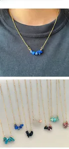 Dettaglio di collane con perline placcate in oro 18k con pietre di cristallo naturale grezzo