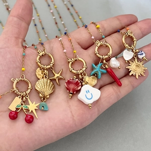 Collana artigianale in acciaio inossidabile placcato oro 18k con ciondoli e perle smaltate