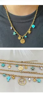 Détail du collier plaqué or 18k avec breloques étoile de mer, tortue et soleil de style bohème