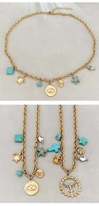 Détail de colliers bohèmes plaqués or 18k avec pendentifs turquoise, tortue et soleil radieux