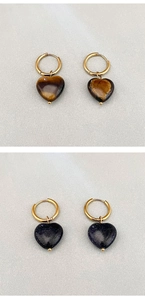 Dettaglio di orecchini placcati oro 18K con ciondoli a cuore in occhio di tigre
