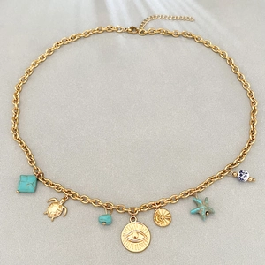 Collier en or 18 carats avec perles turquoise et breloques bohèmes sur chaîne épaisse