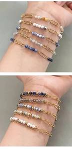 Detalle de pulseras multicapa con cadena de clip chapada en oro de 18k y cuentas de piedra