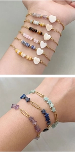 Detalle de pulseras de acero inoxidable bañadas en oro de 18k con piedras naturales
