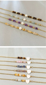Detalle de pulseras de acero inoxidable bañadas en oro de 18k con piedras naturales y perlas