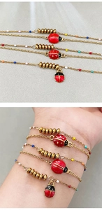 Détails du bracelet plaqué or 18k avec perles multicolores et breloques de coccinelle rouge