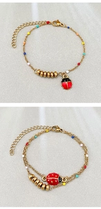 Détail du bracelet coccinelle plaqué or 18k avec perles colorées et fermoir homard