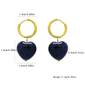 Orecchini a cerchio in acciaio placcato oro 18K con ciondoli a cuore in pietra blu