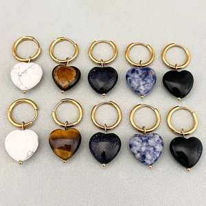 Orecchini a cerchio in acciaio placcati oro 18K con ciondoli a cuore in pietra