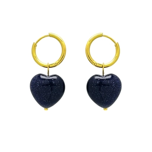 Orecchini a cerchio in acciaio placcato oro 18K con ciondoli a cuore in pietra blu notte