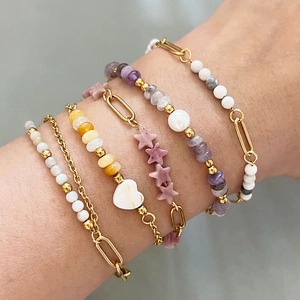 Set de cinco pulseras de acero inoxidable bañadas en oro 18k con piedras y dijes de corazón