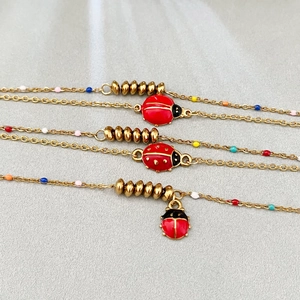 Bracelet en acier inoxydable doré 18k avec breloque coccinelle et perles colorées