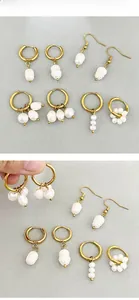Collection de boucles d'oreilles en acier inoxydable doré avec perles d'eau douce baroques