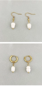 Détail de boucles d'oreilles dorées avec perles d'eau douce baroques naturelles