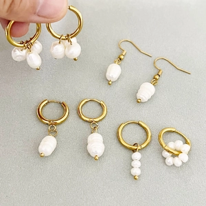 Lot de boucles d'oreilles créoles dorées en acier inoxydable avec perles d'eau douce