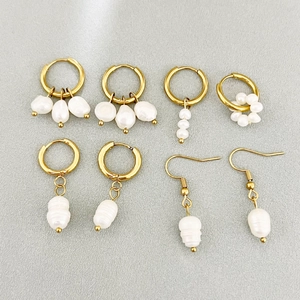 Collection de boucles d'oreilles en acier doré ornées de perles d'eau douce blanches